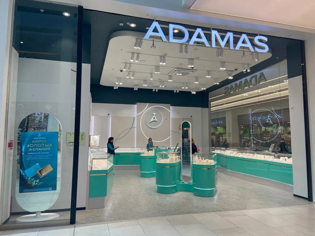 Белгородский бизнесмен Михаил Несветайло и партнеры продали ювелирное производство и активы связанные с сетью Адамас иностранным инвесторам abireg ru Согласно данным ЕГРЮЛ с 26 января владельцем ООО Белгородский ювелирный завод Арт Карат оборот 16 млрд рублей в 2024 году вместо компании Форум Капитал связанной с предпринимателем значится гонконгская SLH Group Limited Эсэлэйч Груп Лимитед созданная 15 сентября 2025 года частными лицами Активы входят в группу Адамас Айпи включает розничную сеть более 200 магазинов сегмент B2B и производство Экспертная оценка компании по балансу 2024 года дает стоимость от 6 5 до 10 млрд рублей Михаил Несветайло в интервью Абирегу подтвердил продажу однако отказался раскрыть условия перехода собственности сославшись на договор о неразглашении У нас настолько интегрированы розница и производство что речь идет о продаже бизнеса целиком отметил он Белгородский ювелирный завод Арт Карат был запущен в 2017 году и стал первым и единственным промышленным предприятием в отрасли на территории региона Создан новый пласт профессий создано порядка 500 рабочих мест Мы тогда создали классы пригласили преподавателей из Костромы открыли общежитие В 2020 м по объему производства золота мы были третьими в стране вспоминает Несветайло В 2021 году c партнерами был приобретена ювелирная сеть Адамас которую выкупили Сбербанк Капитал Производство перевели в Белгород на общую платформу Мы полностью перебрали инфраструктуру IT сделали ребрендинг погасили долги даже те которые можно было не платить Это вопрос репутации подчеркивает предприниматель По его словам последние годы отрасль работает на пределе рентабельности из за ставок по кредитам До 15 это кровеносная система выше 15 уже кровесосущая Она вытаскивает все из бизнеса говорит он Михаил Несветайло подчеркивает что компания максимально развила ювелирный бизнес как производство так и сеть Дальше компания может развиваться в структуре крупного международного холдинга Я рассчитываю на серьезные инвестиции в производство рассказал он Подпишитесь на Ювелир и закон в Telegram ВКонтакте Дзен Сетка