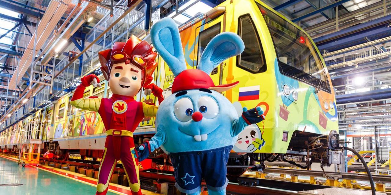 В московком метро запустили поезд со Смешариками Фиксиками и детективом Финником Вагоны с героями мульфильмов курсируют по Арбатско Покровской линии Внутри поезда персонажи рассказывают интересные факты о научных открытиях музыкальных инструментах и природных явлениях например как изобрели кукурузные хлопья и почему фламинго розовые Московский метрополитен Подпишитесь на Ведомости