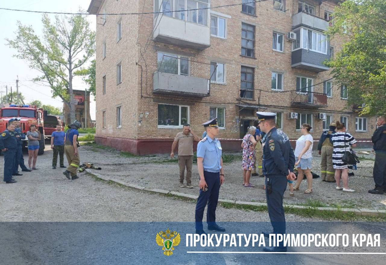 Прокуратура проводит проверку по факту инцидента в жилом доме в Спасске - Дальнем Предварительно установлено, что 30 мая 2025 года в многоквартирном доме N 6 по улице Шиферной в Спасске-Дальнем в результате разгерметизации водонагревательного оборудования в доме произошло повреждение внутренних стен и оконных проёмов одной из квартир. Жители дома эвакуированы. На месте происшествия координирует работу специальных служб и правоохранительных органов исполняющий обязанности прокурора города Спасска-Дальнего Александр Смирнов. После установления обстоятельств произошедшего будет решен вопрос о принятии мер прокурорского реагирования. Фактическое восстановление жилищных прав граждан на контроле надзорного ведомства. Ход и результаты процессуальной проверки поставлены ведомством на контроль.