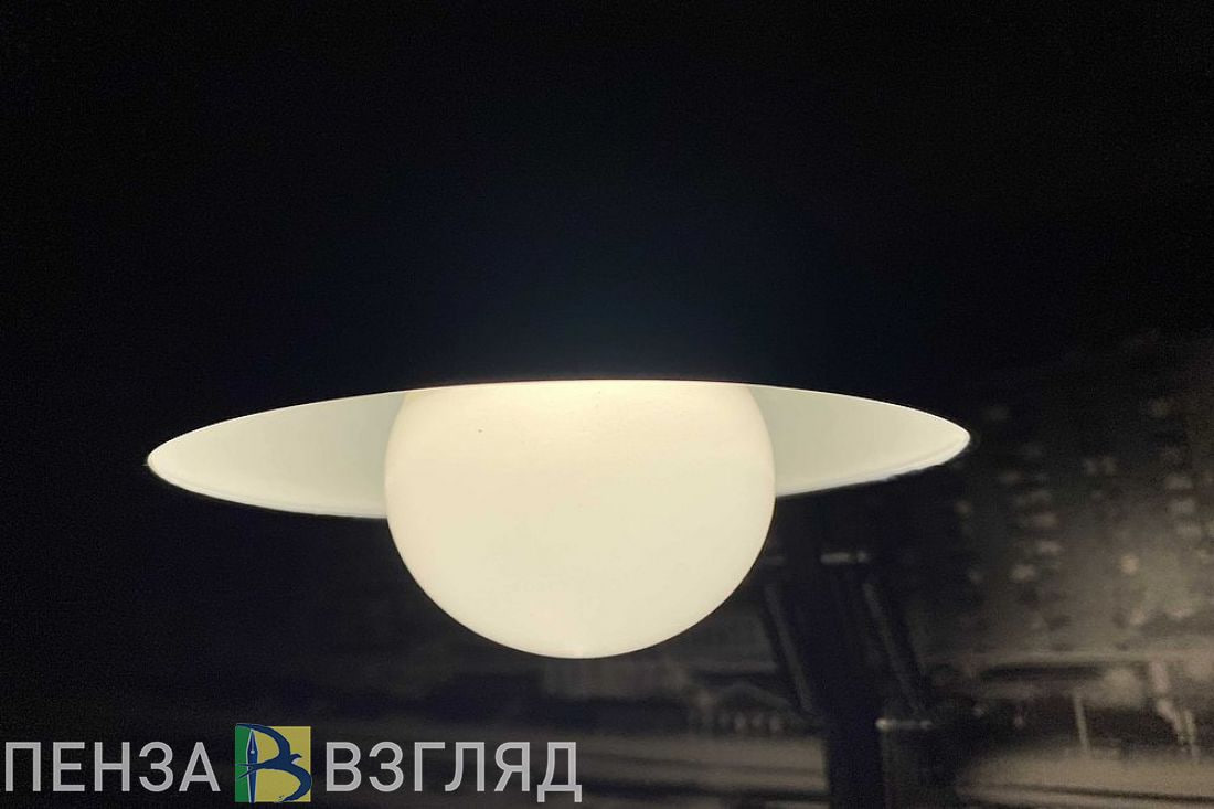 Пензенцев предупреждают о вводе новых тарифов за электричество с 1 июля Министерство ЖКХ и ГЗН Пензенской области напоминает жителям региона о введении с 1 июля 2025 года дифференцированных тарифов на электроэнергию. Специалисты министерства отметили, что вскоре стоимость услуги будет напрямую зависеть от объемов потребленного домохозяйством электричества. Они уверяют, что 96% обычных граждан с установленными в их домах газовыми плитами укладываются в первый диапазон потребления электроэнергии — до 400 кВтч в месяц с электрическими плитами диапазон увеличивается до 500 кВтч . Для них тариф составит 5,19 рублей за киловатт. В министерстве подчеркивают, что даже после июльских изменений стоимость электричества в Пензенской области будет одной из самых низких в Приволжском федеральном округе. Для сравнения: в Саратовской области тариф вырастет до 5,34 рубля за кВтч, в Самарской — до 6,16 рубля, в Мордовии — до 5,44 рубля. -Взгляд