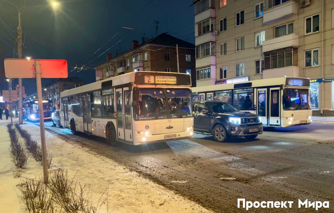 В Красноярских маршрутках перестала работать безналичная оплата Сегодня в общественном транспорте не работают транспортные и социальные карты а также отключились терминалы для безналичной оплаты В мэрии советуют пассажирам брать с собой наличку Причина сбоя пока неизвестна prmira news