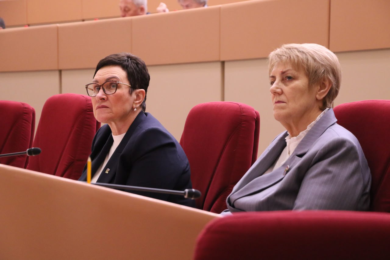 В 15 районах Саратовской области и Саратове продолжат благоустройство территорий школ и детсадов Депутаты Саратовской областной Думы прокомментировали внесенные сегодня изменения в бюджет В 2026 году по инициативе Председателя Госдумы Вячеслава Володина ремонт дворов школ и детских садов восстановление спортплощадок установка новых игровых зон и обновление ограждений продолжится в Саратове и 15 районов области рассказала председатель комитета облдумы по аграрным вопросам земельным отношениям экологии и природопользованию Антонина Галяшкина В прошлом году за счет данного проекта удалось привести в порядок более 300 территорий детских учреждений в Саратове Базарно Карабулакском Балтайском Вольском Новобурасском Озинском Петровском Татищевском Хвалынском районах и поселке Светлый Сегодня на эти цели выделено еще 124 5 млн рублей для Александрово Гайского Балаковского Ивантеевского Перелюбского Романовского Турковского районов В 2025 году в отдаленных селах моего избирательного округа в Озинском районе были обновлены дворы школ и детских садов которые не видели ремонта более 50 лет У района на эти цели не было средств Теперь в трех школах и трех детских садах появились новые комфортные пространства где с удовольствием проводят время дети и педагоги привела пример депутат На развитие парковых зон в областном центре обратила внимание председатель комитета Думы по бюджету налогам и собственности Ирина Колесникова В прошлом году в Саратове было обустроено 54 территории в 2026 году проект продолжится По инициативе Вячеслава Володина современные зоны отдыха появляются не только в историческом центре но и в других районах уточнила Колесникова В Ленинском районе планируется создать новый парк на улице Шехурдина а также обустроить скверы на улицах Производственной Студеной и Технической