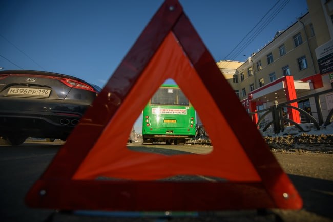 Мотоциклист без прав попал в ДТП и получил травмы  30 июня около 18:10 в Алдане на улице Билибина произошло дорожно-транспортное происшествие с участием мопеда. Как установили сотрудники ДПС, 61-летний водитель мопеда Honda Dio не справился с управлением при проезде «лежачего полицейского», в результате чего транспортное средство опрокинулось.   Пострадавший с травмами был доставлен в больницу и госпитализирован в травматологическое отделение. Проверка показала, что мужчина не имел водительского удостоверения, мопед не был зарегистрирован в ГАИ, а страховой полис ОСАГО отсутствовал.   При этом в момент ДТП водитель был трезв и находился в мотошлеме. В отношении него составлены административные протоколы по статьям об управлении транспортным средством без прав и без регистрации.    Фото: Булатов Алексей