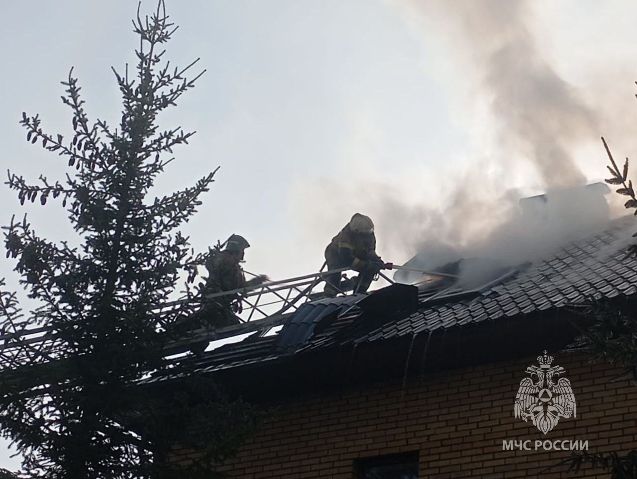 Пожар в Верхней Сысерти   Сегодня утром на пульт пожарной охраны поступило сообщение о пожаре в Верхней Сысерти по улице Речной.    На площади 190 квадратов горели два частных жилых дома и надворные постройки. Огнеборцами спасены 2 человека. Информации о пострадавших не поступало.   В 12:59 огнеборцы ликвидировали пожар. В ликвидации возгорания были задействованы 4 единицы спецтехники и 13 человек личного состава.         #МЧСРоссии #МЧС66 #СвердловскаяОбласть #МЧССвердловск