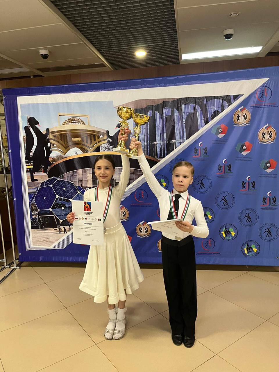 Победы юных новокузнечан! Участники танцевально-спортивного объединения «Мастер-студио» Досугового центра «Комсомолец» успешно представили Новокузнецк на соревнованиях по танцевальному спорту «Кубок Губернатора Новосибирской области». По итогам соревнований: - Егор Житяйкин и Лилия Ласточкина в категории «Группа дети 1» 2 танца заняли 2 место в Абсолютном кубке В аттестации пара завоевала 1 место. Поздравляю танцоров и их наставников с достойным выступлением!