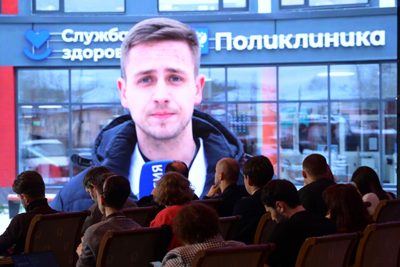 Денис Паслер на прямой линии рассказал о планах развития медицинской отрасли Свердловской области Мы планируем построить модульную конструкцию современного приемного отделения в Городской клинической больнице 40 в Екатеринбурге ГКБ 40 выбрана не случайно ежедневно сюда доставляют около 200 пациентов в сутки по экстренным и неотложным состояниям Новый комплекс станет современнейшим центром где будет сосредоточена вся необходимая диагностика КТ рентген эндоскопия УЗИ Мы планируем сдать его в первом квартале следующего года сказал Денис Паслер В регионе уже реализуются масштабные проекты ремонта и строительства медицинских объектов Строительство Туберкулезного диспансера в Первоуральске планируется завершить к середине 2026 года Полным ходом возводится поликлиника в Серове К сдаче готовится ряд объектов в Екатеринбурге На ближайшие три года в планах капитально отремонтировать и построить 74 объекта Губернатор отметил вместе со строительством новых и ремонтом действующих объектов важно уделять внимание кадрам которые в этих медицинских учреждениях предстоит работать Для молодых специалистов прийти в современное отремонтированное здание с хорошими возможностями и оборудованием главный критерий при выборе места работы на сегодняшний день поэтому я и начал говорить о том что необходимо достаточно большое количество объектов готовить как к строительству так и к ремонту в медицине для того чтобы формировать эти возможности У нас крупнейший медицинский колледж в стране у нас есть медицинский университет тоже большой но тем не менее мы видим дефицит кадров И в этом смысле конечно большая работа которая предстоит сказал Денис Паслер