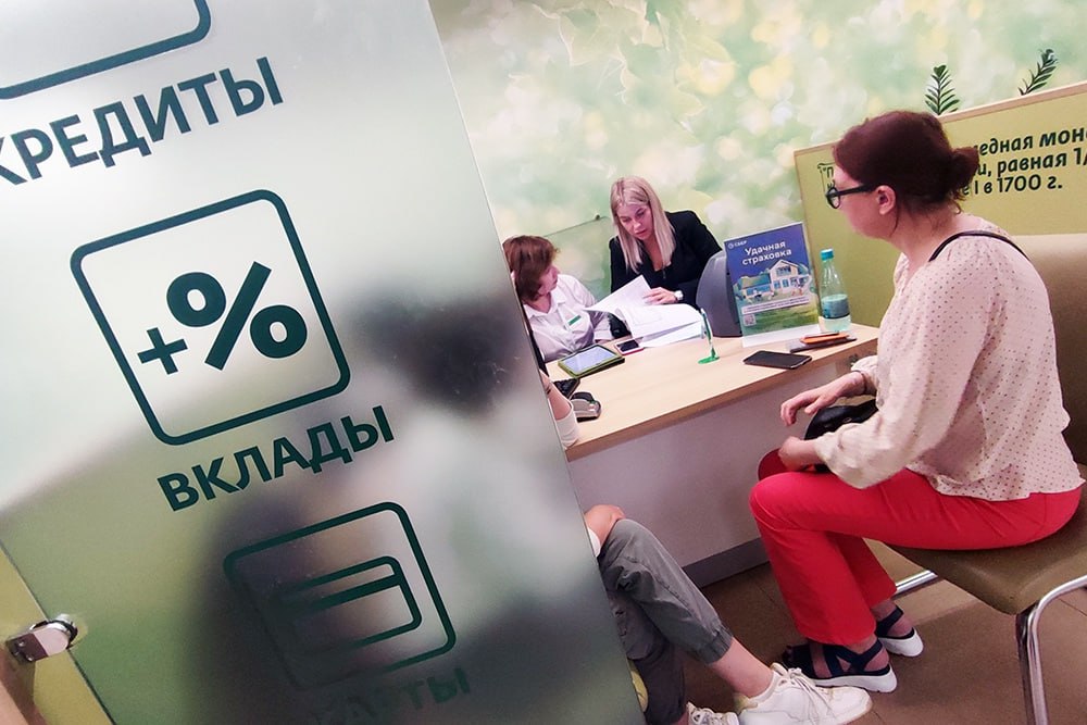 Россияне начали жаловаться на банки, которые вместо обычных вкладов открывают им договоры в программе долгосрочных сбережений. В связи с этим в Банке России и Министерстве финансов обсуждают введение периода охлаждения после заключения договора ПДС. Хотя сами банки не управляют счетами долгосрочных сбережений, они выступают агентами негосударственных пенсионных фондов НПФ , которые управляют деньгами россиян на счетах ПДС. Когда сотрудники банков предлагают клиентам заключить договор с НПФ, иногда они некорректно сравнивают их с вкладами. И не предупреждают, что все выгоды программы проявляются только при выполнении условий по сроку действия договора - 15 лет либо по достижении пенсионного возраста. Выяснив позже, чем условия ПДС отличаются от условий вклада, люди оказываются не готовы к долгосрочным сбережениям и пишут жалобы на банки. Есть жалобы и на сами НПФ: