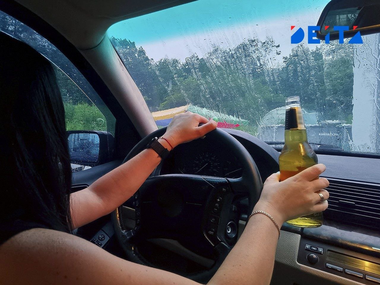 Два ДТП за вечер учинила пьяная автомобилистка в пригороде Владивостока Вечером 17 мая 2025 года в пригороде Владивостока произошло серьезное дорожно-транспортное происшествие с участием 42-летней водительницы автомобиля Nissan Bluebird. Согласно информации правоохранительных органов, женщина последовательно совершила два ДТП. Первый инцидент произошел на улице 2-й Шоссейной в поселке Трудовое, где водитель не справился с управлением и совершил наезд на препятствие, в результате чего сама автомобилистка получила множественные переломы. В ходе дальнейшего расследования выяснилось, что незадолго до этого та же водитель сбила 15-летнюю девочку-пешехода и скрылась с места происшествия. Пострадавшая подросток была доставлена в медицинское учреждение с диагнозом «травма шейного отдела позвоночника». В отношении женщины возбуждены административные производства по трем статьям Кодекса об административных правонарушениях: часть 1 статьи 12.8 управление транспортным средством в состоянии опьянения , часть 1 статьи 12.24 причинение вреда здоровью вследствие нарушения Правил дорожного движения и статья 12.33 повреждение дорожных сооружений . Подробнее