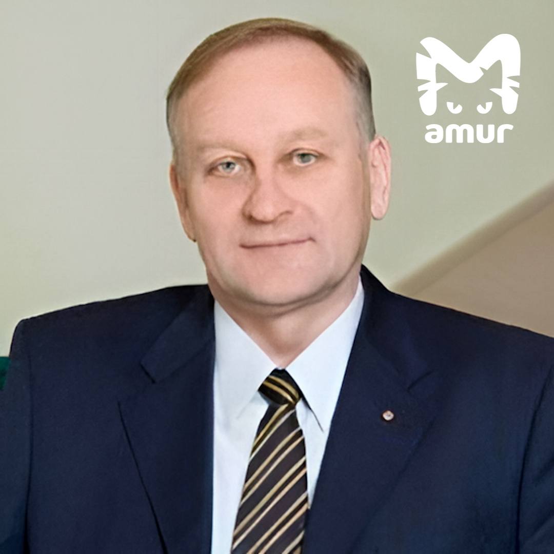 Имущество на 2 миллиарда забрали у почетного жителя Владивостока Геннадий Лазарев дольше всех сидел в Заксобрании 26 лет и занимал пост ректора ВГУЭС За это время сколотил себе империю с помощью подельников среди которых и экс прокурор Приморья Валерий Василенко По версии следствия они похищали госимущество и узаконивали деньги Речь идет о 261 м объекте недвижимости от девяти ООО крупных пакетах акций и 61 ценных бумаг оборонного предприятия АО Восточная Верфь Ещё 34 объекта были записаны на Василенко Всё изъяли и обратили в доход государства Уголовное дело о хищении ещё расследуют Также Лазарева обвиняют в организации преступного сообщества   Телегу замедляют подписывайся на нас в MAX