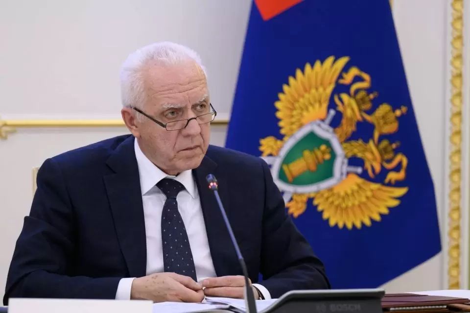 Александр Гуцан поручил проверить по всей стране исполнение законодательства при размещении объектов дорожного сервиса Прокуроры дадут оценку доступности и безопасности транспортной инфраструктуры Особое внимание уделят пресечению избыточных требований и устранению административных барьеров при строительстве АЗС пунктов техобслуживания питания и гостиниц  Надзором также будут охвачены административные регламенты оказания государственных и муниципальных услуг в указанной сфере   Подписывайтесь на ГП РФ в MAX