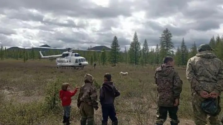 Медики добирались 5 дней до подростка из Якутии, которому требовалась госпитализация  В горах Томпонского района Якутии потребовалась экстренная медицинская эвакуация 14-летней девочки из оленеводческого стада. У неё резко развился выраженный болевой синдром в бедре, затем начался отёк, конечность начала терять чувствительность. Из-за резкого ухудшения состояния потребовалась срочная госпитализация.  Специалисты республиканского Центра медицины катастроф смогли прибыть на место только через пять дней после вызова по причине крайне сложных метеоусловий в горном массиве Сунтар-Хаята. Все это время медики дистанционно контролировали состояние пациентки через спутниковую связь, давая рекомендации на расстоянии.  После успешной эвакуации девочка была доставлена в Национальный центр медицины в Якутске. Состояние пациентки стабилизировано, угрозы жизни нет.
