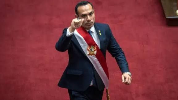 Конгресс Перу объявил импичмент временному президенту Хосе Хери из за информации о коррупции и его тайных встречах с руководством китайских компаний одна из которых оказалась связана с государственными контрактами С 2016 года в Перу уже сменились восемь президентов и пока ни один из них не проработал до конца своего срока Один из них Мануэль Мерно в 2020 году занимал пост главы государства всего пять дней Многие перуанские президенты были отправлены в отставку по обвинениям в коррупции и неспособности справляться со своими обязанностями В стране часто возникают разногласия между президентской властью и Конгрессом так как конституция Перу даёт парламенту полномочия по смещению президента по обвинению в моральной недееспособности Это расплывчатая формулировка которая может использоваться для борьбы за власть В Перу часто проходят протесты с требованиями смещения того или иного лидера и проведения честных выборов Новые выборы должны пройти в апреле 2026 года