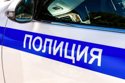 В Ленобласти магазинные воры пытаясь уйти от погони пошли на таран полицейской машины В Гатчинском районе полицейские задержали троих злоумышленников обворовавших сетевой магазин Попытка скрыться закончилась для них в кювете Как сообщает пресс служба ГУ МВД по Петербургу и Ленобласти сотрудники уголовного розыска полицейского главка и Госавтоинспекции в селе Никольское задержали преступную группу специализировавшуюся на кражах из магазинов Незадолго до этого они взломали дверь в магазин Магнит и похитили оттуда сигареты примерно на 80 тысяч рублей С места преступления они пытались скрыться на Пежо но путь отступления был блокирован полицейским автомобилем Злоумышленники решили прорваться и пошли на таран Однако попытка не удалась машина съехала в кювет Задержанными оказались мужчины 31 43 и 49 лет Оперативники полагают что на их счету не одно преступление в данный момент устанавливают другие эпизоды