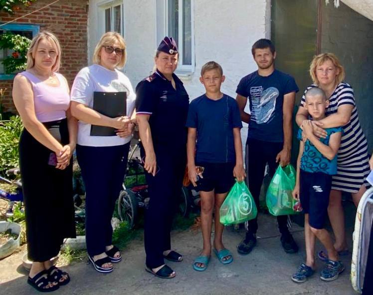 В рамках оперативно-профилактического мероприятия полицейские Зимовниковского района посетили семьи, состоящие на профилактических учетах В рамках ОПМ «Подросток» сотрудники ПДН Отдела МВД России по Зимовниковскому району совместно с субъектами профилактики Зимовниковского района провели профилактический рейд. Старший инспектор ПДН Отдела МВД России по Зимовниковскому району майор полиции Елена Моргасова посетила семьи, состоящие на различных видах учета на территории Зимовниковского района. С детьми и их законными представителями были проведены профилактические беседы о недопущении фактов безнадзорности и правонарушений несовершеннолетних, ненадлежащему исполнению родителями обязанностей по воспитанию детей. Родителям и опекунам инспектор разъяснила важность постоянного контроля за местонахождением детей, особенно вблизи водоемов и призвала не оставлять несовершеннолетних без присмотра. Подобные мероприятия помогают снизить риски несчастных случаев и формируют у детей и взрослых ответственное отношение к безопасности. #gumvdro #мвд #мвд61 #МВДРоссии #полиция #ростов #ростовскаяобласть