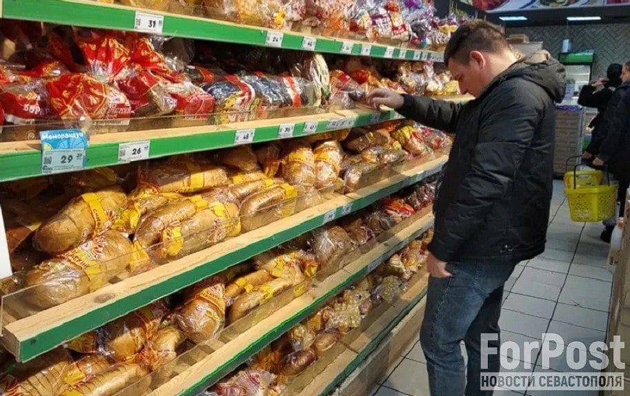 В Севастополе с 12 декабря подорожает продукция «Царь-хлеба»  Цены на хлеб поднимутся в среднем на 15%, на сдобные хлебобулочные изделия — на 6%, кондитерские изделия подорожают на 5%, сухари — на 4%.  Как пояснили на предприятии, связано это со значительным ростом цен на сырьё, а также затрат на упаковку, доставку, энергоносители и индексацию зарплат.    ForPost