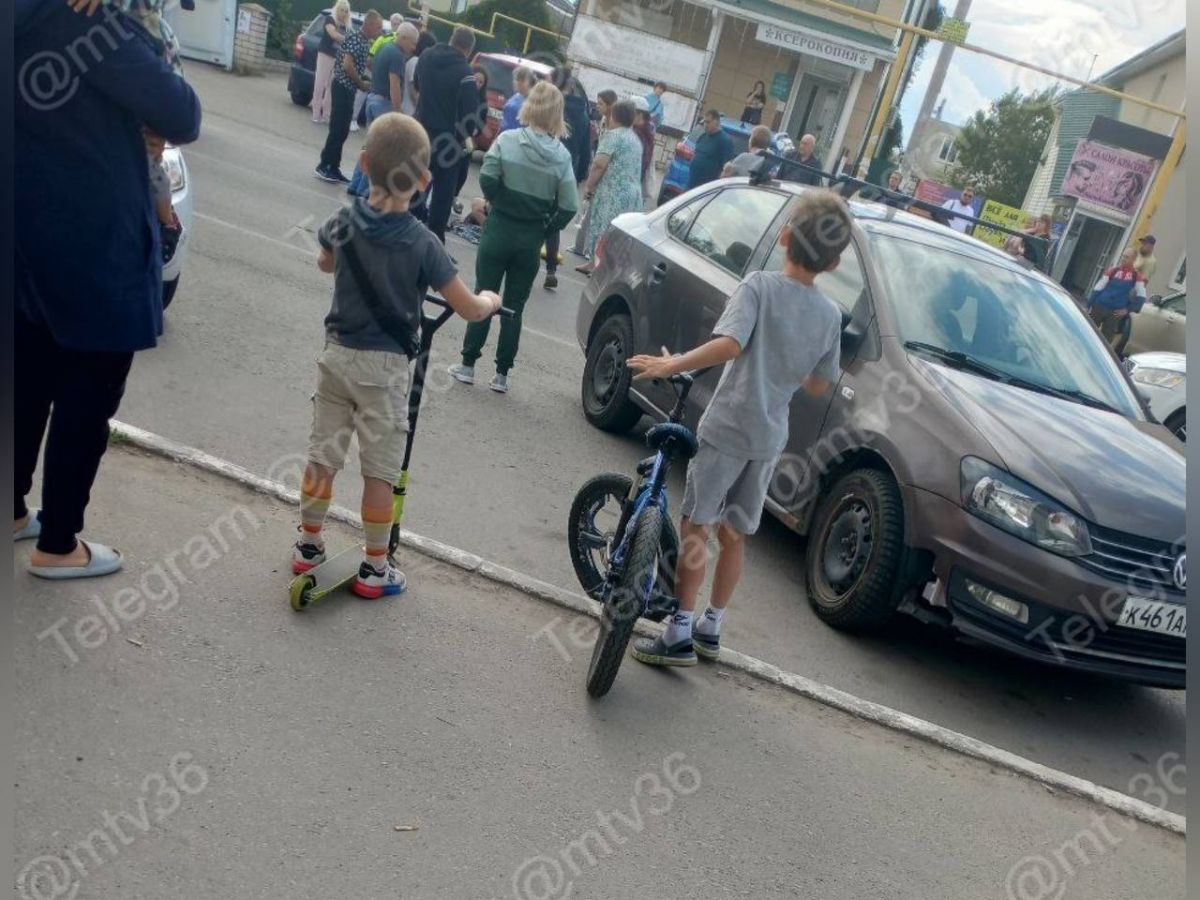 Девочка попала под колеса автомобиля в Рамони Инцидент произошел на улице 50 лет ВЛКСМ. По словам свидетелей, ребёнок не заметил приближающийся автомобиль и оказался под его колёсами. ↗ Прислать новость Подписаться