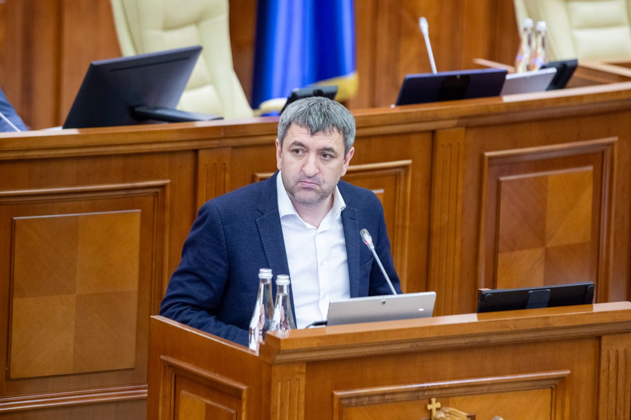 Центр по борьбе с дезинформацией в Молдове передадут в подчинение президенту Парламент Республики Молдова принял в первом чтении законопроект, согласно которому Центр по стратегической коммуникации и борьбе с дезинформацией перейдёт в прямое подчинение президенту страны. Учреждение будет переименовано в Центр по стратегической коммуникации и противодействию дезинформации, а его директор станет членом Совета безопасности.