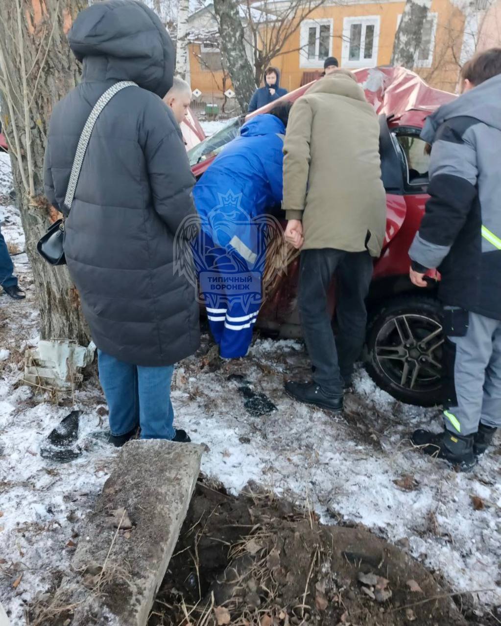 Около Масловки произошло ДТП по вине пьяного водителя.   По словам очевидцев, водитель, находясь в состоянии алкогольного опьянения, пошёл на обгон, задел другой автомобиль, и обе машины вылетели в кювет.   В результате пострадали мужчина, которому зажало ноги, и ребёнок, получивший небольшие царапины и испуг.    Подписаться Типичный Воронеж