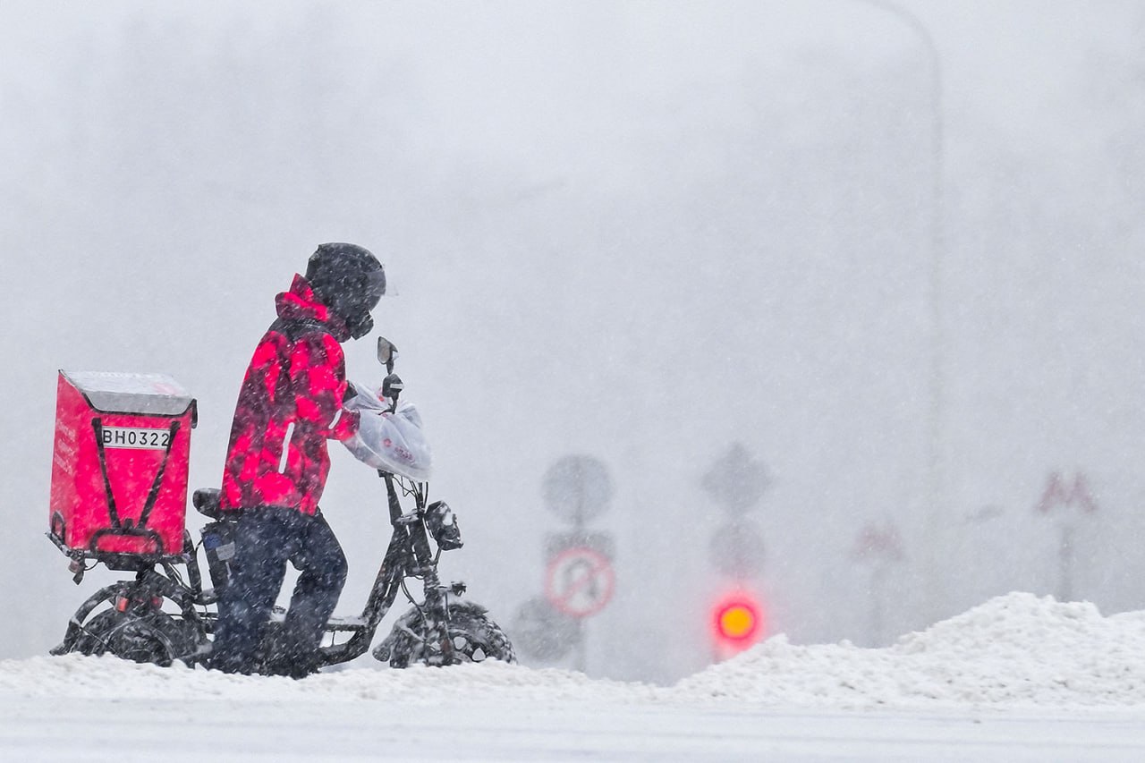 В России количество онлайн заказов еды из ресторанов зимой 2026 года выросло на треть по сравнению с прошлым годом Оборот заведений при этом увеличился на 43 а средний чек подрос на 7 достигнув 1 265 рублей Кроме того по данным аналитиков из за холодной погоды в этом году установился тренд на ленивый досуг дома Россияне активно продлевали подписки на музыку книги и фильмы Число таких оплат выросло на 29 а оборот сегмента увеличился на 45 Больше новостей в Daily News
