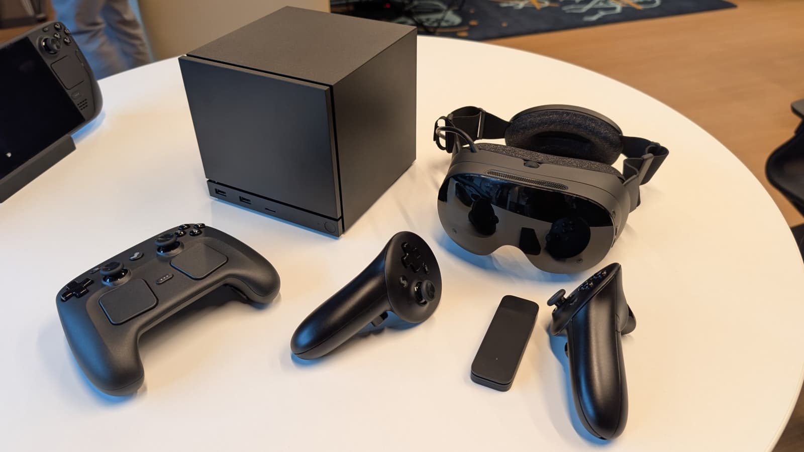 Valve представила новое железо для геймеров Steam Controller 2 мини ПК Steam Machine и VR шлем Steam Frame Valve расширяет экосистему Steam делая ставку на универсальные решения для геймеров