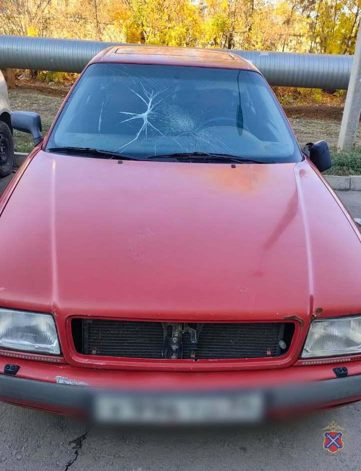 В Волжском дети разбили чужую иномарку 14 октября в полицию поступило заявление от жителя города Волжского Он сообщил что двое несовершеннолетних повредили его автомобиль Ауди разбив лобовое стекло зеркало заднего вида и переключатель поворота Полицейские быстро вычислили вандалов ими оказались 10 летний и 12 летний школьники Родители подростков ответят по ст 5 35 КоАП РФ за неисполнение обязанностей по содержанию и воспитанию несовершеннолетних Кроме того оплатят ремонт машины Волжская правда Подписаться
