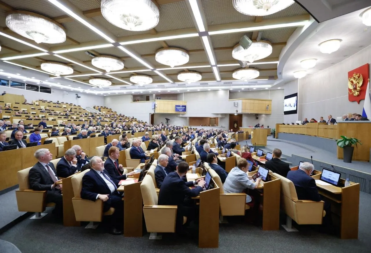 СПОТ или система подтверждения ожидания поставки товаров вводится в России Законопроект о правовом регулировании работы нового института сегодня принят Госдумой в первом чтении Инициатива поможет создать условия для своевременной уплаты налогов снизит возможности для нелегального ввоза и контрафактной продукции Теперь те кто планирует ввоз товаров автомобильным транспортом должен оформить соответствующий документ в рамках СПОТ заранее   Исключения составят валюта ценные бумаги нефтепродукты товары которые приобретаются гражданами для дома а также провозимые транзитом через нашу территорию Инициатива вступит в силу 1 июня 2026 года   Антропенко в MAX