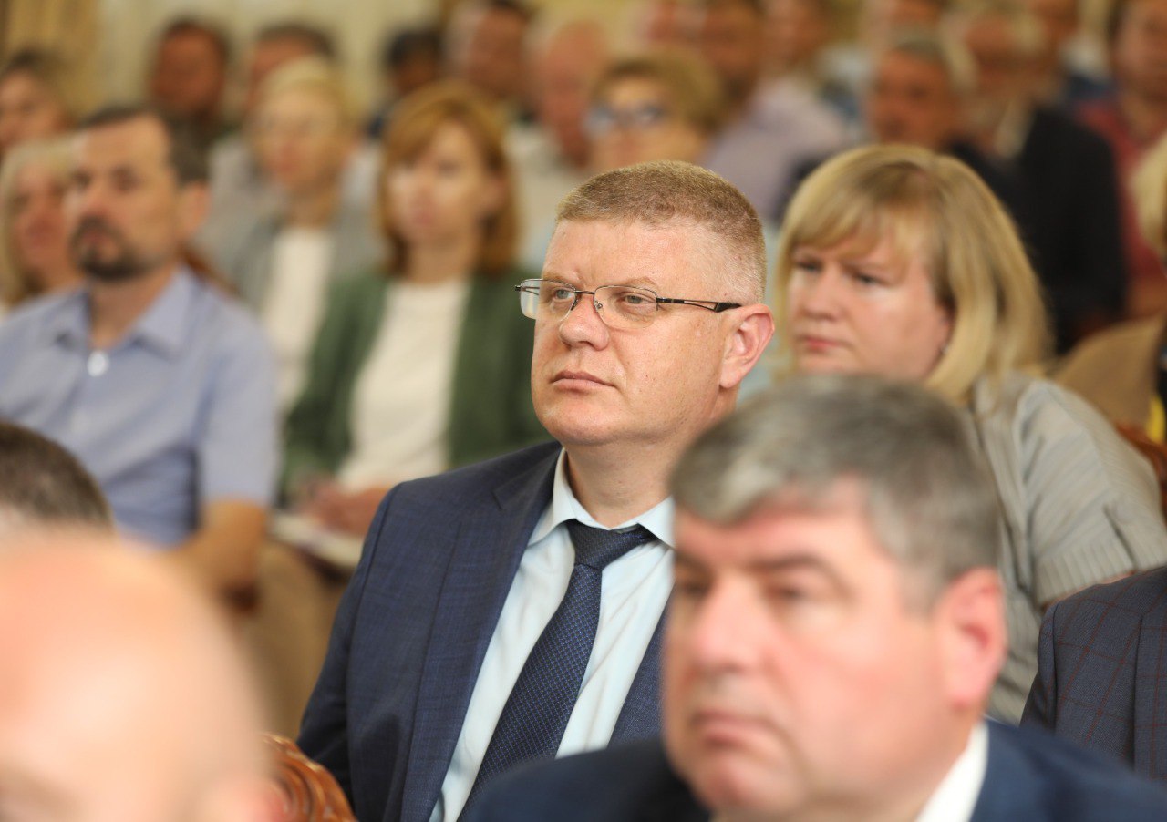 Воронеже продолжается обновление горизонтальной дорожной разметки О ходе выполнения работ мэру Сергею Петрину доложили на еженедельном планерном совещании. Напомним, работы стартовали в конце апреля и для удобства разделены на три этапа. В рамках первого из них разметка уже обновлена. До 9 мая она появилась на 35 объектах. Это центральная часть города и магистральные направления с наиболее высокой интенсивностью движения. Основную часть улиц – 193 – традиционно предстоит обновить к середине июля, вторым этапом. 39 из них уже размечены, ведется приемочная комиссия. В работе – следующие 17 объектов. Последним этапом станет нанесение постоянной разметки на магистралях, где сейчас ведется замена асфальтобетонного покрытия. Таким образом, еще на двух десятках улиц ее обновят после завершения ремонта. Также на планерке участники обсудили оперативную ситуацию в городе за прошедшую неделю, заслушали информацию о профилактике дистанционных мошенничеств и ознакомились с итогами проведения в Воронеже форума туристических городов и регионов. Подробнее об этом, а также о поручениях, которые были даны в ходе совещания мэром Сергеем Петриным, на сайте администрации Воронежа. Администрация города Подписаться