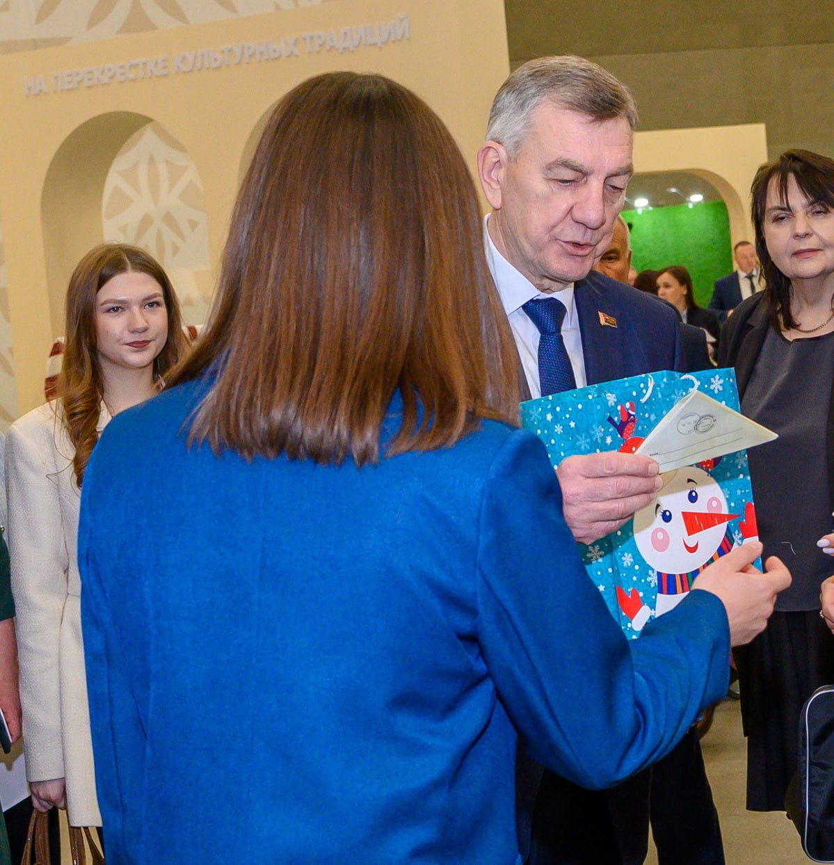 Детские мечты и желания должны исполняться Управляющий делами Президента Беларусь Юрий Назаров присоединился к благотворительному проекту Брестской области Ёлка желаний чтобы помочь исполнить детское желание  Как и загадывала четвероклассница из Бреста в письме Деду Морозу большой сборник сказок братьев Гримм теперь дополнит ее домашнюю библиотеку Кстати девочка рассказала в письме Деду Морозу о том что она очень любит животных и много читает про них Юрий Назаров дополнил сочинения братьев Гримм недавно изданным фотоальбомом о животных и редких растениях Березинского биосферного заповедника который в этом году отметил свой 100 летний юбилей Ну и без сладкого подарка и искренних теплых пожеланий тоже не обошлось