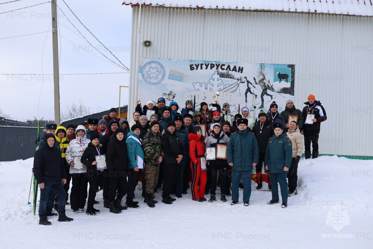 На западе области определили лучших лыжников   Накануне в Бугуруслане прошли соревнования по лыжным гонкам среди подразделений 10 пожарно-спасательного отряда. Десятки спортсменов в разных возрастных категориях боролись за чемпионство.   В общекомандном зачете первое место занял объеденный коллектив хозяев соревнований и представителей Северного района. Все призеры и победители награждены грамотами и медалями. По итогам чемпионата будет сформирована сборная отряда, которая уже на следующей неделе поборется с лучшими коллективами области.    Лыжные гонки – первый этап ежегодной спартакиады Главного управления МЧС России по Оренбургской области. С каждым годом растет уровень организации соревнований и участвующих в них спортсменов, что мотивирует сотрудников к активным занятиям физической культурой и спортом.   Информируем о происшествиях: в Оренбургской области   в России    #МЧС #спорт #лыжи