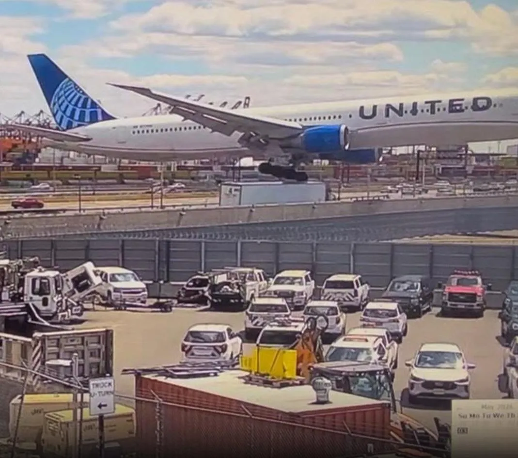 Вот и фотография появилась Того как Boeing 767 400 авиакомпании United Airlines задел грузовик а до этого столб освещения вчера при заходе на посадку в международный аэропорт Ньюарк Либерти EWR KEWR Водителю просто невероятно повезло что удар пришелся не в кабину    AviaNews в телеграм Запасной аэродром в MAX