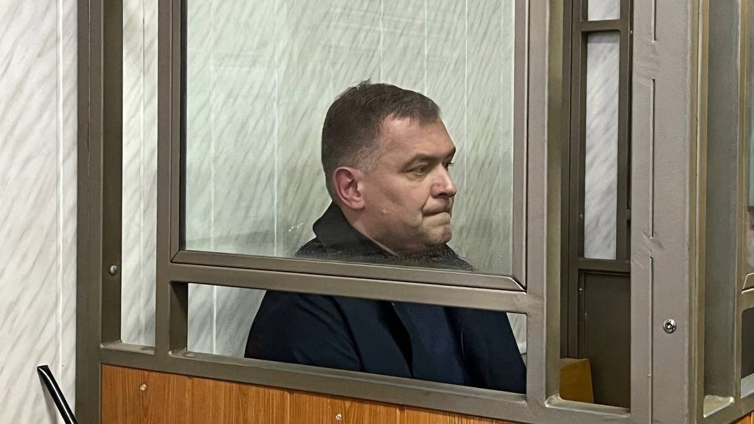 Суд в Ростове продлил срок содержания под стражей бывшего главы Новочеркасска Юрия Лысенко на месяц. Ростовский суд продлил срок содержания под стражей бывшего главы администрации Новочеркасска Юрия Лысенко до 12 августа включительно. Также на месяц продлен срок ареста бывшего начальника отдела муниципальной службы и развития персонала администрации Любима Белова. Напомним, что Юрий Лысенко был помещен в СИЗО 15 мая по подозрению в получении взятки в крупном размере.