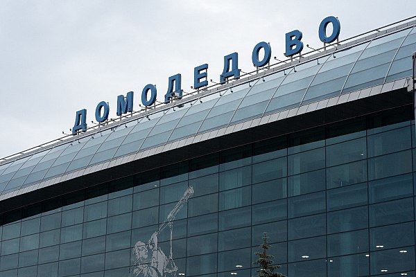 Две курительные комнаты открыты в зоне внутренних вылетов аэропорта Домодедово Две ранее закрытые курительные комнаты вновь открылись в зоне внутренних вылетов аэропорта Домодедово Об этом сообщает Агентство городских новостей Москва со ссылкой на данные воздушной гавани Домодедово приняло решение открыть ранее законсервированные курительные комнаты расположенные в зоне внутренних вылетов Таким образом открыто две комнаты на пути следования пассажиров к телетрапам и одна на нулевом этаже в зоне выхода пассажиров к автобусам сказал официальный представитель воздушной гавани Сергей Стариков Он отметил что коллектив аэропорта Домодедово пропагандирует здоровый образ жизни и все курительные комнаты оборудованы мощными фильтрами благодаря которым табачный дым не будет доставлять беспокойство некурящим пассажирам Также этот шаг полностью исключит случаи когда пассажиры тайно курили в туалетах добавил Стариков aviaru net n289545