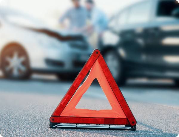 Во Владивостоке мужчину судят за организацию 16 «подставных» аварий  С 2020 по 2022 год Д. стал участником 16 ДТП во Владивостоке, Артёме и Уссурийске. Следствие считает все эти действия по созданию аварийных ситуаций намеренными, то есть, говоря простым языком, «автоподставами». Чаще всего в результате «автоподстав» ущерб причиняется не только транспортным средствам других водителей  это очевидно , но и страховым компаниям.  Однако, с позицией следствия и прокуратуры не согласен адвокат подсудимого, поскольку, по его мнению, его подзащитному просто не повезло. Умысла совершать аварии у Д. не было.  Нужно отметить, что в Первореченском районном суде Владивостока это уже второе дело по «автоподставам». Первое уголовное дело — в отношении семьи З.  мать, отец и взрослый сын . Там криминальных эпизодов больше  более 30 , подсудимые вину не признают. Потерпевшими по делу являются не только граждане, но и страховые компании, которым причинён ущерб на сумму более 8 млн рублей.  Оба уголовных дела были возбуждены по оперативным материалам, наработанным как полицией, так и сотрудниками УФСБ Приморья. ».....  ПОДПИСАТЬСЯ. ДПС ВЛАДИВОСТОКА