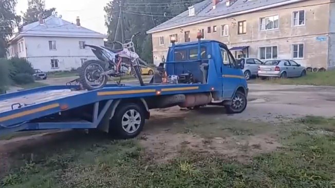 Что то ни день, то юнец на питбайке: в Поморье продолжают задерживать малолетних гонщиков В Вельске сотрудниками отделения Госавтоинспекции был остановлен питбайк под управлением подростка 2009 года рождения. Несовершеннолетний водитель был отстранён от управления и передан родителям. Мотоцикл отправлен на специализированную стоянку. В отношении родителей несовершеннолетнего проводится проверка по ст. 5.35 КоАП РФ. Госавтоинспекция ОМВД России по Вельскому району напоминает: за управление транспортным средством водителем, не имеющим права управления транспортными средствами, предусмотрен административный штраф в размере от 5000 до 15 000 рублей часть 1 статьи 12.7 КоАП РФ , а за передачу транспортного средства лицу, заведомо не имеющему права управления транспортными средствами, предусмотрен административный штраф в размере 30 000 рублей часть 3 статьи 12.7 КоАП РФ . Фото: ГАИ Архангельской области