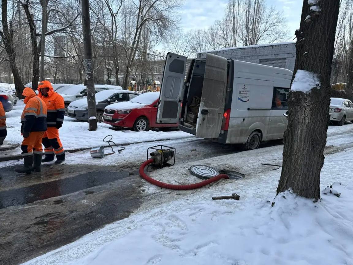 Разбираемся в причине сниженного давления холодной воды в Железнодорожном районе Наши специалисты выехали на место для обследования сетей после жалобы жителей ул Богдана Хмельницкого и ул Артамнова на сниженное давление и отсутствие холодной воды Мы используем специальное оборудование коррелятор Этот прибор позволяет определить место утечки так как вода вытекающая под давлением в месте повреждения создает характерный шум и он считывает его На время поиска повреждения и определения балансодержателя сетей работают бесплатно автоматы с питьевой водой по следующим адресам Артамонова 38В Артамонова 34 9