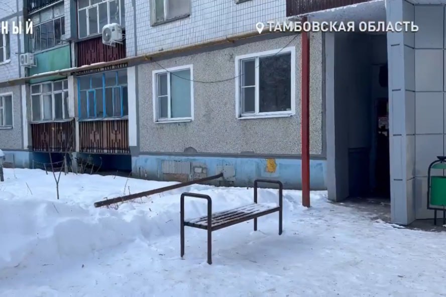 Жители дома на Астраханской в Тамбове уже три года страдают от канализационных вод в подвале Подвал дома 193 круглый год затоплен нечистотами которые по словам собственников являются фекальными массами Стены помещения покрыты плесенью а в самом доме из за постоянной сырости расплодились мошки и комары Ежедневно от зловония страдают около 1200 человек проживающих в этом доме Многочисленные коллективные обращения в УК Ника по словам жителей остаются безрезультатными В управляющей компании ситуацию комментируют иначе Представители УК утверждают что в подвале находятся грунтовые воды и хотя год назад там действительно была канализационная авария сейчас проблема устранена Однако жители которым удаётся заглянуть в подвал настаивают на обратном отмечая характерный запах и обвиняют УК в уклонении от демонстрации реального состояния помещений под разными предлогами По информации собственников со стороны управляющей компании принимаются лишь формальные и неэффективные меры Несмотря на установленный насос вода не уходит а санитарная обработка сводится к выбросу хлорки в затопленные отсеки что не решает проблему Основная причина засор или повреждение канализационного коллектора игнорируется уже больше года Жители обратились на прямую линию с президентом К проблеме уже подключился Народный фронт и направил обращение в Госжилнадзор с просьбой провести проверку в подвале дома на Астраханской региональный штаб ОНФ   Онлайн Тамбов ру