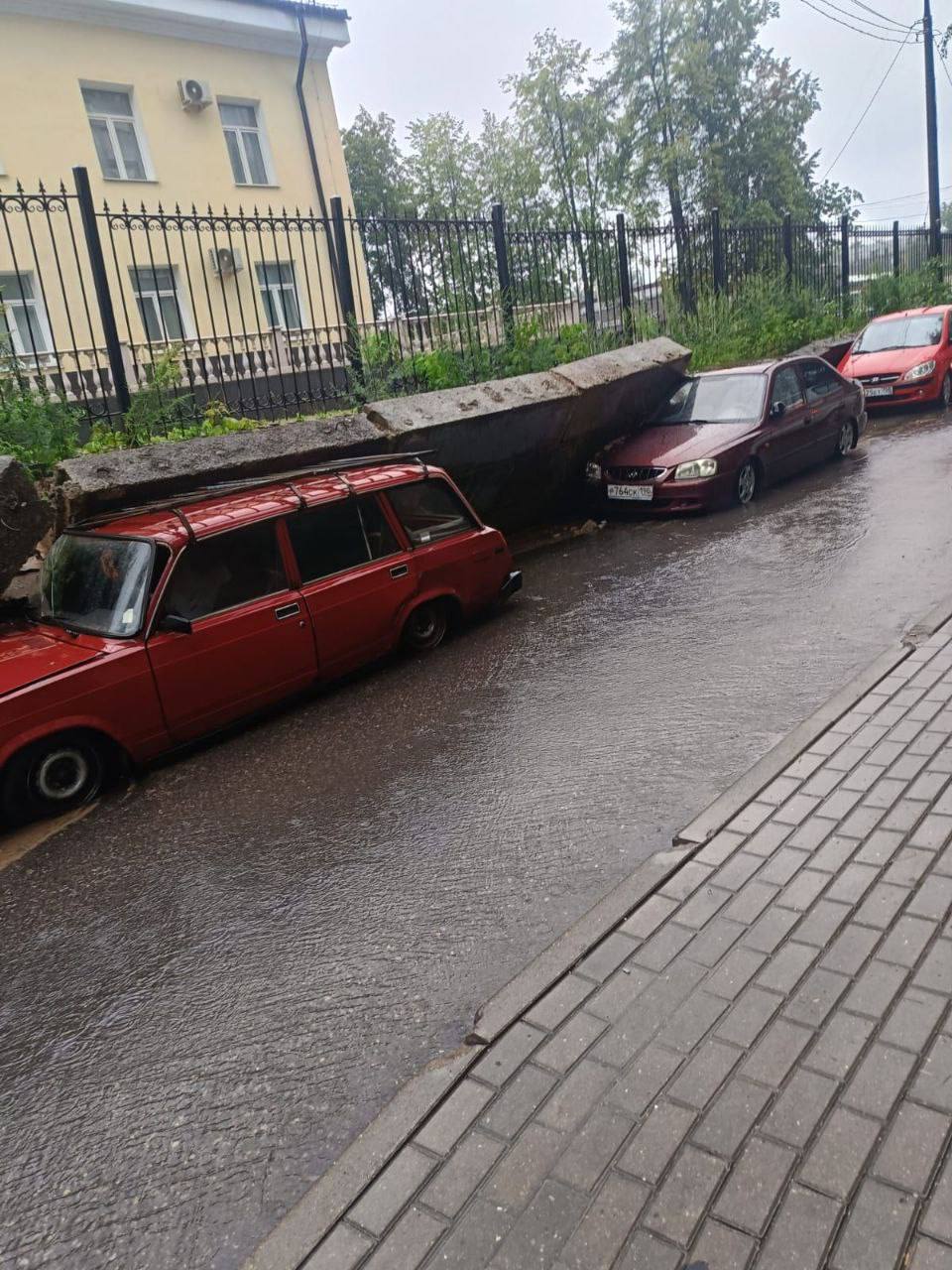Бетонные плиты раздавили машины в Балашихе    На кадрах видно, как два авто попали под груз плит, которые упали из-за непогоды.   Поделитесь, как вы добирались на работу в таких погодных условиях?