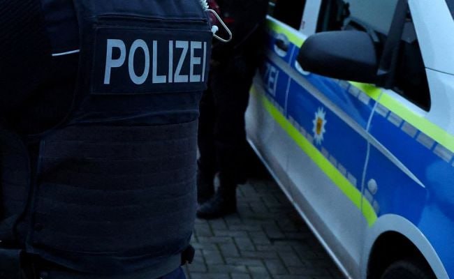 25-летний афганец в Германии жестоко расправился с 41-летней уроженкой Польши Расследуются обстоятельства смерти 41-летней полячки, убитой на этой неделе в магазине одежды в Крефельде, Северный Рейн-Вестфалия. По этому делу уже был арестован 25-летний мужчина, о чем информирует польская Gazeta.Pl. Немецкая полиция сообщила, что в среду около 19:20 по местному времени в магазине одежды в Крефельде 25-летний мужчина напал с ножом на женщину. Пострадавшая скончалась на месте происшествия. Полиция арестовала подозреваемого вскоре после инцидента возле магазина. Мужчину заключили под стражу. Позднее немецкие СМИ сообщили, что женщине был 41 год, а 25-летний подозреваемый являлся гражданином Афганистана. По данным издания Bild, мужчина, который также работал в магазине, предположительно напал на женщину в комнате отдыха во время подсчета выручки, а затем скрылся с деньгами.