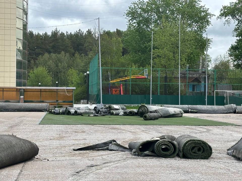 Спорткомплекс им. Сухарева в Перми реконструируют Работы пройдут в два этапа. На первом обновят футбольное поле — с момента постройки комплекса оно ни разу не модернизировалось. Сейчас там сняли старое покрытие и занимаются выравниванием и уплотнением основания, после уложат новый газон. На втором этапе реконструируют ледовый дворец. Там обновят систему охлаждения и отремонтируют раздевалки. Подпишись на «КП-Пермь»