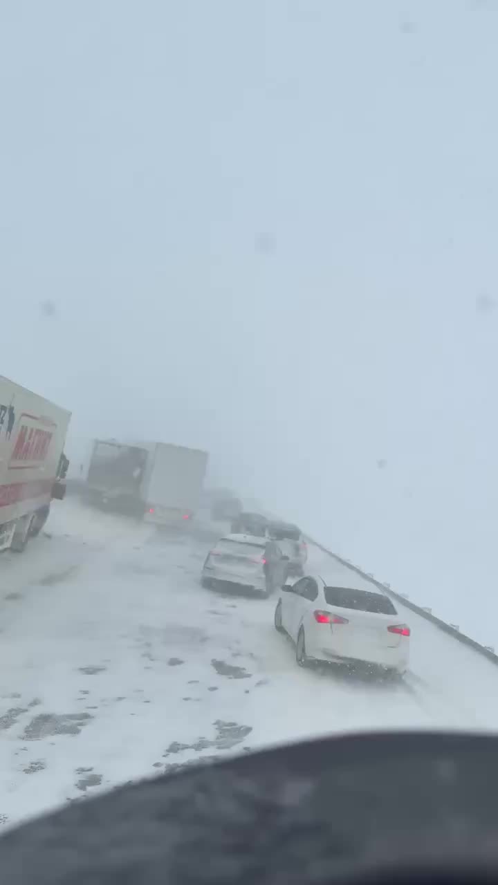 Сильный снегопад вызывает пробки и ДТП на трассе М4 в Тульской области