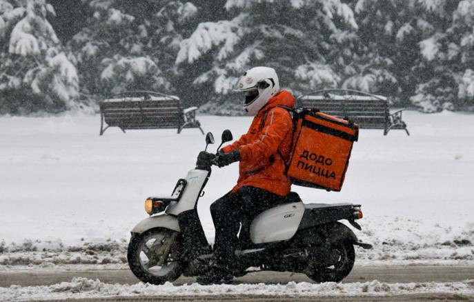 Новогодняя доставка как курьеры заработали на праздничном ажиотаже в 2026 м Средняя предложенная зарплата курьеров в новогодний период дек 25 янв 26 составила 6 2 тыс рублей за смену Это на 12 выше чем годом ранее а число откликов на такие вакансии выросло на 62 Фактический доход зависит от региона погоды чаевых и способа доставки По данным Авито подработки спрос на временных курьеров резко вырос в праздничный период что вместе с инфляцией и сложными условиями работы и обусловило заметный рост предлагаемой ставки В будущем стоит ожидать что платформы будут чаще использовать динамическое ценообразование ещё сильнее привязывая ставку к спросу погоде и срочности