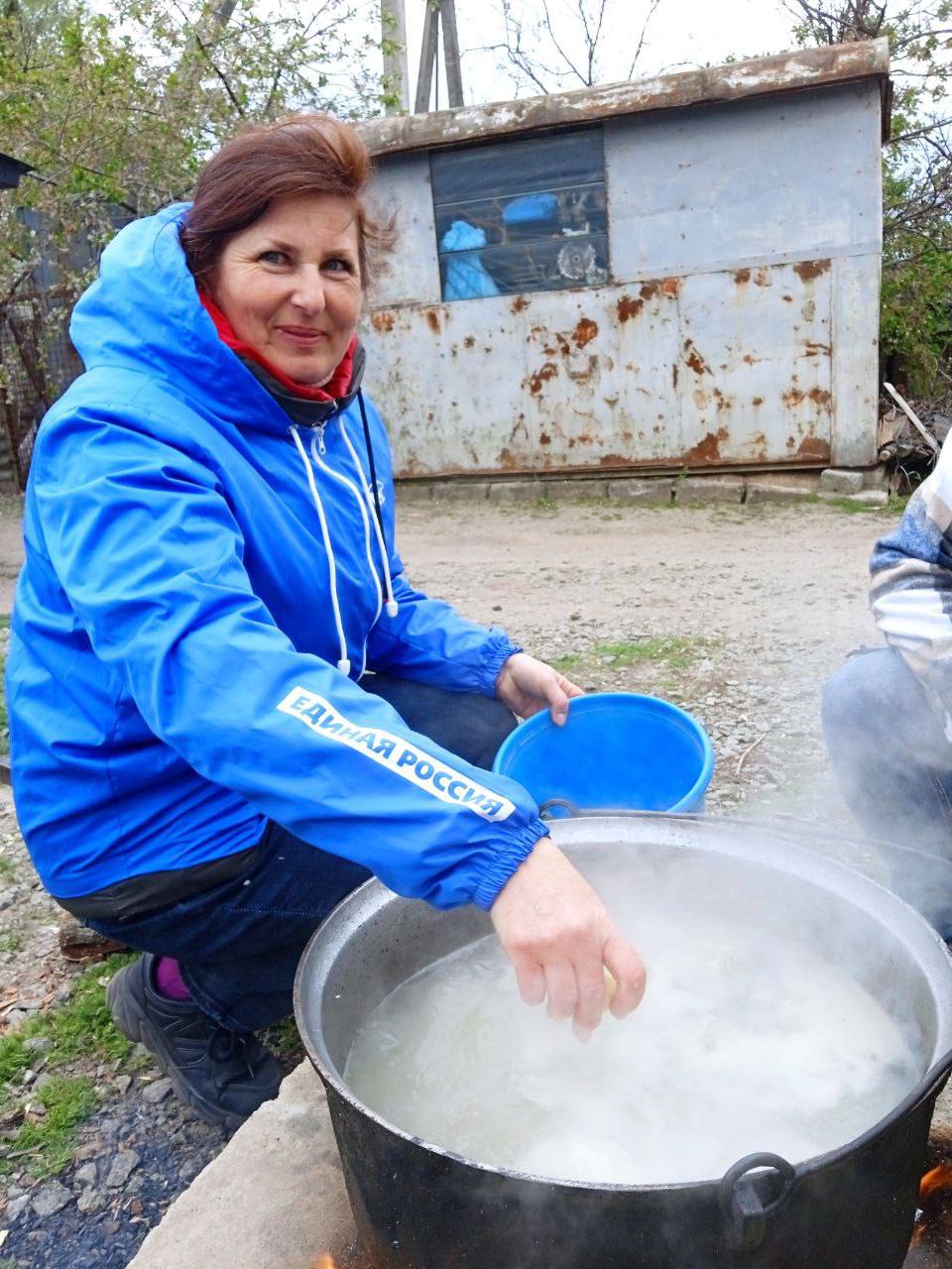В преддверии майских праздников в рамках проекта «Старшее поколение» партии «Единая Россия» в ГБУ ЛНР «МКЦСОН» состоялась традиционная Маёвка. Эти праздники объединяют людей разных профессий, поколений и взглядов вокруг ценностей созидания, мира и весеннего обновления. Они напоминают о важности баланса между трудом и отдыхом, о ценности человеческого труда. Май ассоциируется с началом теплых дней, первыми пикниками на природе и встречами с друзьями после долгой зимы. Коллектив центра вместе с подопечными провел субботник в рамках республиканской акции «Чистая Республика». Участники убрали территорию, покосили траву и вынесли мусор. -Поработав слаженно и дружно, мы приготовили кулеш на костре. Так, в теплой и дружеской атмосфере, под музыку и общение, мы встречаем Первомай, - отметила заместитель секретаря партии Валентина Соболева. #ЕР81#ЕдинаяРоссия #СтаршееПоколение #1Мая