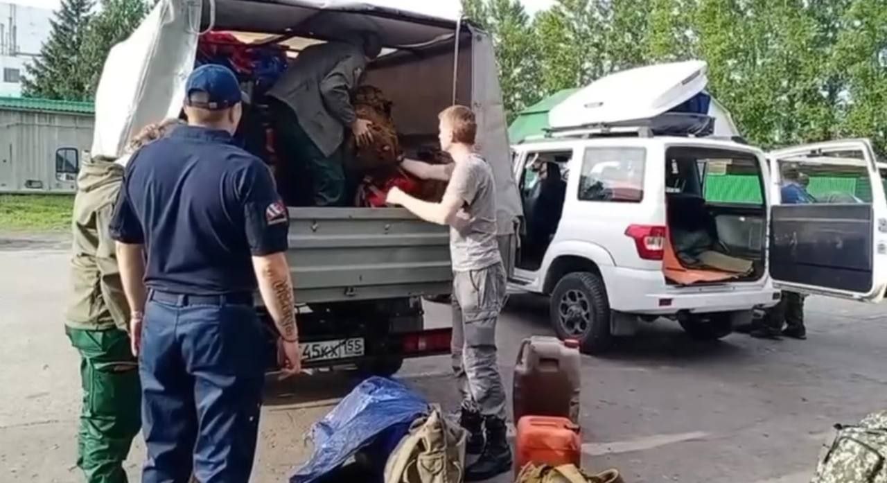 По поручению Виталия Хоценко на борьбу с природными пожарами в Забайкалье направили авиаотделение Омского лесхоза В Забайкальском крае сейчас бушуют лесные пожары. Из-за сложной пожароопасной обстановки местные власти обратились за поддержкой к губернатору Омской области. Лесоводам в Забайкалье необходимы дополнительные силы и средства для борьбы с огнём. Омский регион не остался в стороне и направил в Забайкалье бойцов авиаотделения Омского лесхоза для помощи в стабилизации лесопожарной обстановки.