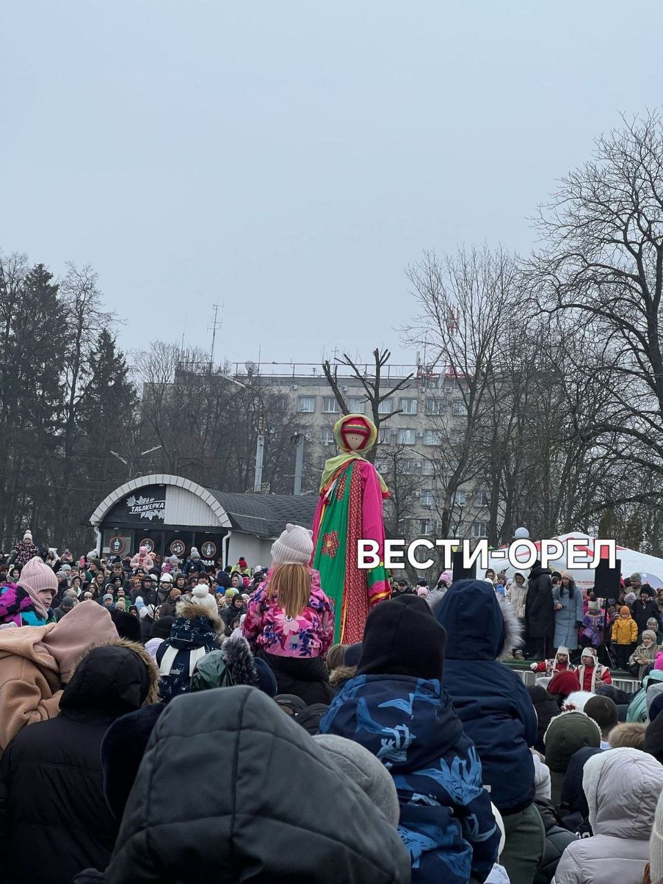 До прощания с зимой осталось несколько минут: в Орле готовятся сжечь чучело Масленицы   Фото: Эльза Ахмедбекова    Вести-Орел. Подписаться