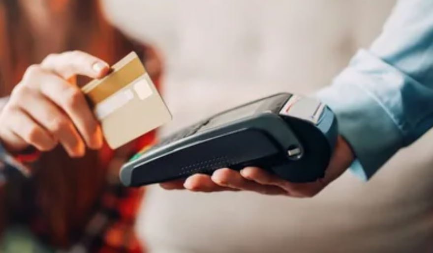 Банки включили НДС в платежи бизнеса за прием карт к оплате Часть банков успела уже в январе де факто поднять для бизнеса плату за эквайринг Формально не повышая тарифы для бизнеса на услуги эквайринга прием безналичной оплаты в торговых точках они стали добавлять к установленным комиссиям налог в размере 22 На такую модель уже перешли Сбер Альфа Банк Уралсиб и Делобанк Некоторые коммерческие банки сообщили что не будут перекладывать налог на клиентов они оставили тарифы прежними взяв расходы по НДС на себя Но их доля на рынке существенно ниже чем у крупнейших игроков Для бизнеса эквайринг это одна из ключевых инфраструктурных услуг поэтому даже формально небольшое удорожание комиссии может напрямую отразиться на маржинальности Эксперты отмечают что это следствие изменения налогового режима а не самостоятельной инициативы банков по увеличению доходов fatcat18