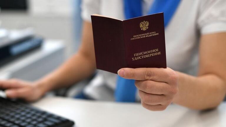 В Госдуме рассказали как изменятся выплаты работающим пенсионерам 18 января РИА Новости Пенсионеры которые работали в 2025 году и за которых работодатели делали отчисления в Соцфонд могут рассчитывать на прибавку к пенсии с августа сообщил РИА Новости депутат Госдумы Алексей Говырин Единая Россия В августе 2026 года выплаты повысят пожилым людям которые после выхода на пенсию продолжали официально трудиться и за кого работодатели перечисляли страховые взносы в Социальный фонд России в прошлом году сказал РИА Новости Говырин Депутат отметил что пенсии увеличат автоматически исходя из той суммы которая в прошлом году поступила в пенсионную систему Право на перерасчет возникает независимо от того сколько человек проработал месяц или полный год Сам размер прибавки зависит и от периода который человек работал в прошедшем добавил парламентарий