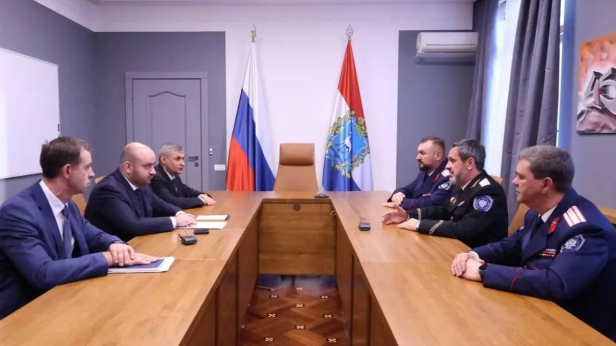Губернатор Вячеслав Федорищев провел рабочую встречу с атаманом Всероссийского казачьего общества Виталием Кузнецовым В четверг 20 ноября в правительстве Самарской области губернатор Вячеслав Федорищев провел рабочую встречу с атаманом Всероссийского казачьего общества Виталием Кузнецовым на которой были определены направления дальнейшего сотрудничества и развития казачества в регионе Во встрече приняли участие заместитель председателя правительства Самарской области Владимир Кий атаман Волжского войскового казачьего общества Константин Давитьян атаман Самарского окружного казачьего общества Андрей Терновский На встрече Вячеслав Федорищев доложил о развитии казачества в Самарской области а также о совместно выработанных с атаманом Волжского войскового казачьего общества Константином Давитьяном решениях Они направлены на усиление позиций казачества в том числе в вопросах безопасности развития резервов для воинских подразделений и повышения патриотического духа молодежи Традиции казачества на самарской земле были есть и будут констатировал глава региона Со своей стороны атаман Всероссийского казачьего общества Виталий Кузнецов дал положительную оценку инициативам руководства области отметив что благодаря такому подходу и личному участию главы региона идет большое развитие Одним из ключевых решений стало создание в регионе Центра развития казачества как постоянно действующего структурного подразделения По словам губернатора данный шаг позволит укрепить позиции казачества в Самарской области Мы знаем что штаб который Вы создаете будет в полной мере работать для того чтобы мы могли сформировать мощное казачье войско которое станет опорой Самарской области и в целом государства сказал Виталий Кузнецов Особое внимание на встрече было уделено выполнению казачеством важнейших государственных задач в первую очередь содействию армии и выполнению боевых задач в зоне специальной военной операции Как отметил Виталий Кузнецов Российское казачество является опорой государства Более двух тысяч казаков Волжского войскового казачьего общества приняли участие в специальной военной операции а в целом свыше 47 тысяч казаков В ходе диалога Вячеслав Федорищев подчеркнул значительную роль добровольческого отряда БАРС 15 Ермак работа по поддержке которого будет не только продолжена но и усилена Отдельное внимание также было уделено совместной встрече со студентами казаками Вячеслав Федорищев отметил сильные традиции казачества в самарских высших учебных заведениях Молодые казаки и казачки принимают активное участие и хотят большего взаимодействия Поэтому здесь мы со своей стороны будем обеспечивать сказал руководитель области Знаковым и поистине историческим событием для казачества региона станет участие казаков Волжского войскового казачьего общества в Параде Победы в 2026 году Впервые наши казаки пройдут в составе парадной коробки по Красной площади в Москве В нее войдут студенты СамГТУ курсанты военно учебного центра Это большая честь и огромная ответственность акцентировал губернатор Виталий Кузнецов в свою очередь констатировал что Самарская область является одним из флагманов в реализации стратегии государственной политики в отношении российского казачества Пресс служба Правительства Самарской области ГТРК Самара MAX lВК lОК lСАЙТ
