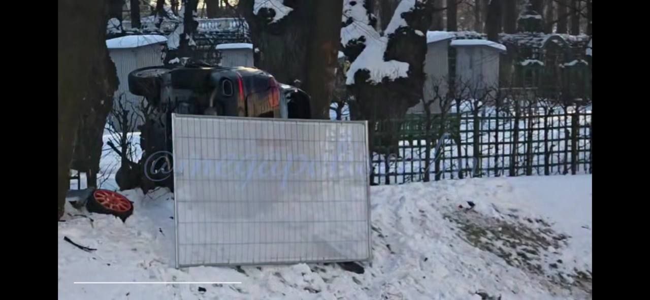 Красивые номера Porsche в ограде Летнего сада заботливо прикрыли специальным экраном Чтобы любопытные не узнали лишнего Тем временем в Русском музее устанавливают нанесенный 18 летним гонщиком ущерб