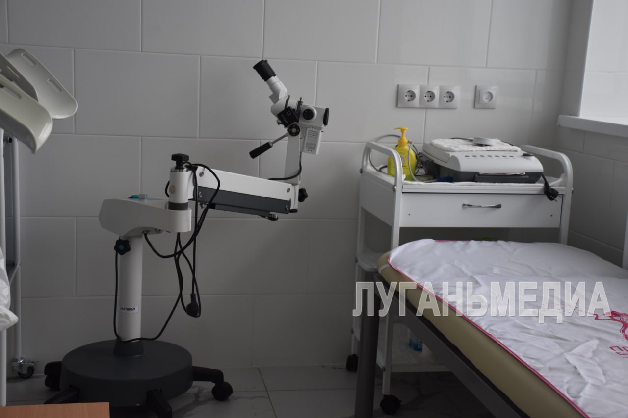  В Белокуракино открылась обновленная женская консультация В Белокуракинской центральной районной многопрофильной больнице завершен капитальный ремонт женской консультации. Он стал возможен благодаря региону-шефу Воронежской области. В рамках ремонта были полностью заменены системы водоснабжения, отопления, вентиляции и электроснабжения, подключена горячая вода и установлены кондиционеры в каждой комнате, что обеспечит комфортные и безопасные условия для пациенток и медицинского персонала. За счет средств регионального бюджета и ОМС в женской консультации установлены два гинекологических кресла, кушетки, вся необходимая мебель для кабинетов и зон ожидания, а также новое современное диагностическое оборудование - аппарат ультразвуковой диагностики и кольпоскоп. - Это знаменательное событие для женщин не только Белокуракинского, а также Сватовского и Троицкого округов. В этой женской консультации созданы комфортные условия для оказания медицинской помощи пациенткам и прекрасные условия для работы медицинского персонала, - сказала начальник отдела организации медицинской помощи детскому населению и службы родовспоможения департамента организации медицинской помощи, медицины катастроф Минздрава ЛНР Светлана Маслюченко. Вконтакте Одноклаcсники