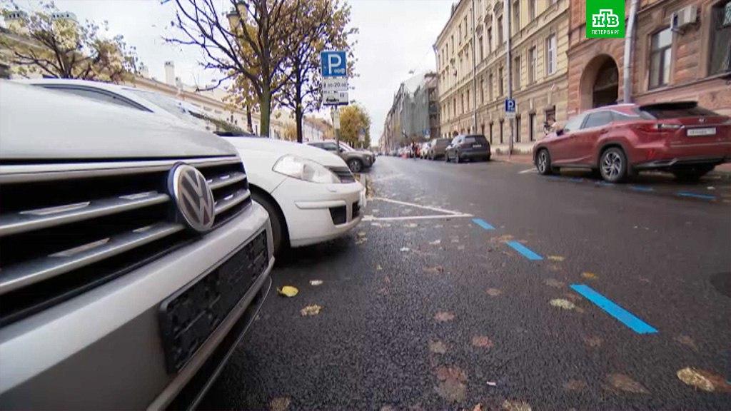 Комитет по транспорту подвел первые итоги действия дифференцированного тарифа в зоне платной парковки введенного 15 октября Для чиновников результаты оказались утешительными Привычки автомобилистов стали меняться Количество припаркованных машин в четырех исторических районах города снизилось Чаще всего автомобилисты стали отказываться от парковки в Центральном районе там транзакций стало меньше на 25 Всего же мобильными комплексами в зоне единого городского парковочного пространства с 15 октября зафиксировано 14 3 млн фотофактов вместо 17 4 млн зарегистрированных до подорожания На 30 снизилось и число нарушений порядка оплаты Более детальную аналитику Центр транспортного планирования собирается привести до конца декабря Подписаться на НТВ Петербург Буст канала